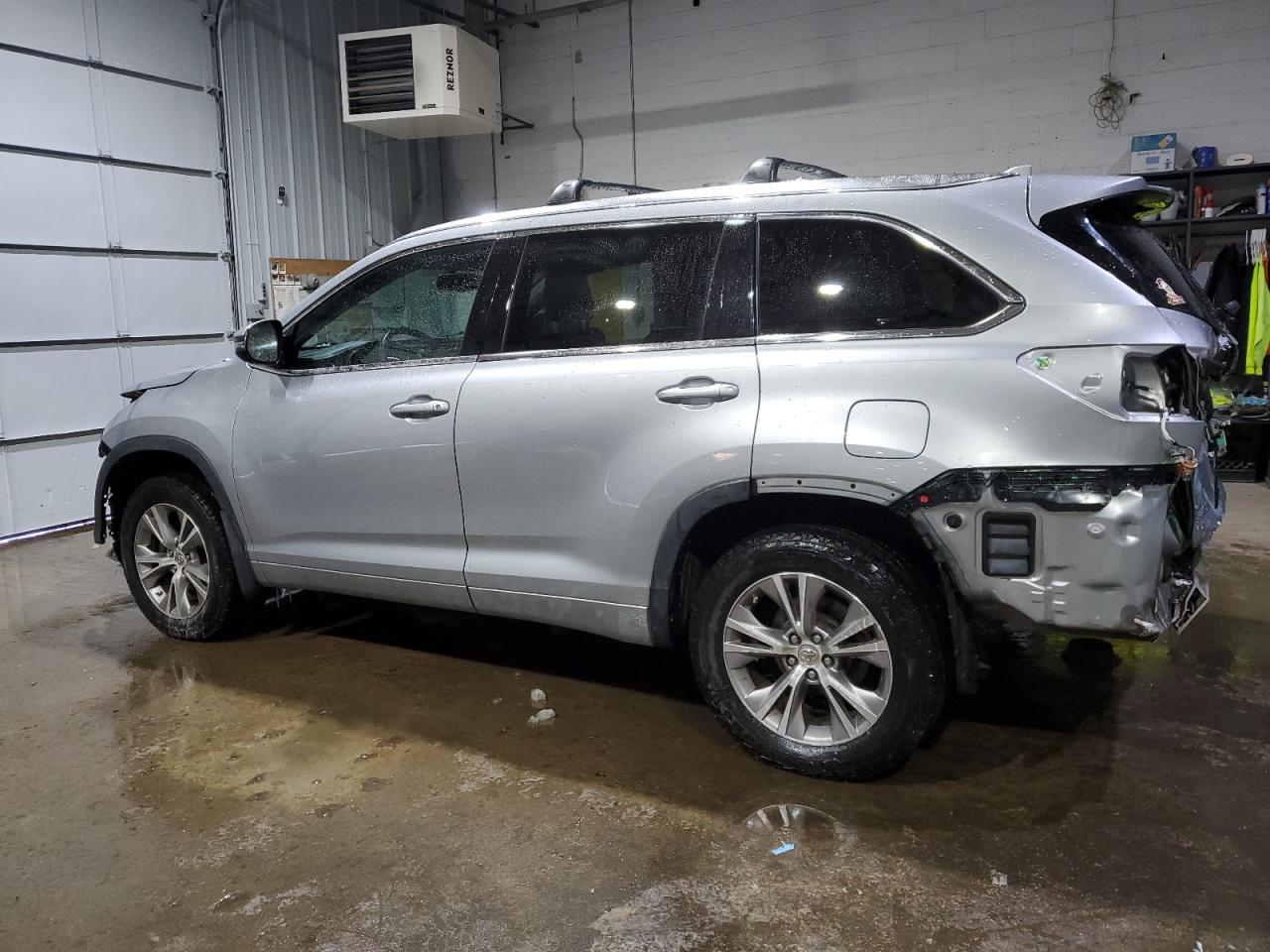 2015 Toyota Highlander - Image 2
