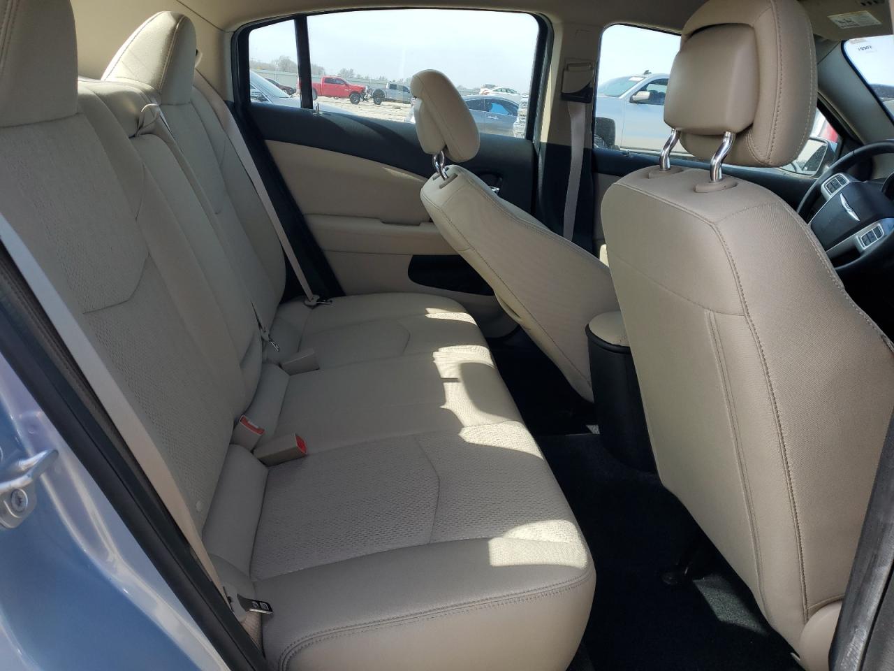 2013 Chrysler 200 - Image 10