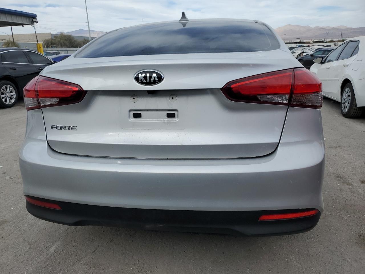 2017 Kia Forte - Image 6