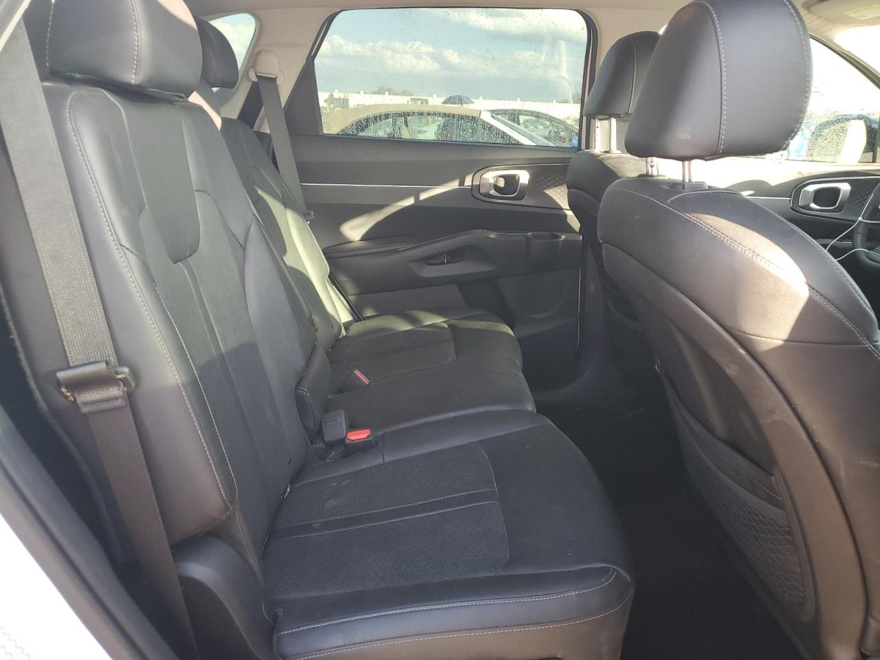 2022 Kia Sorento - Image 11
