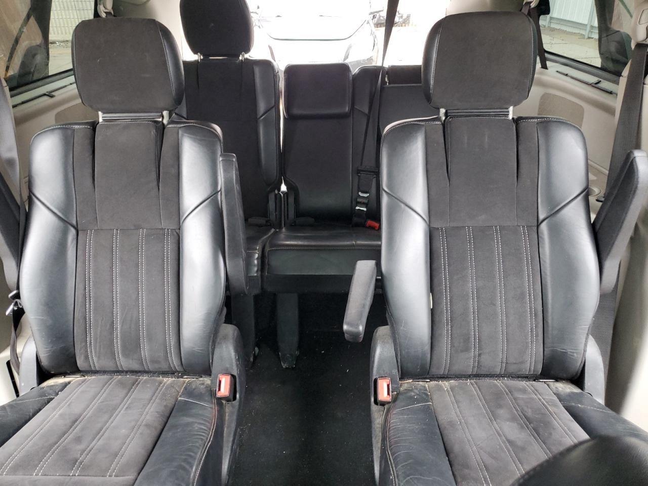 2014 Chrysler Town & Country - Image 10