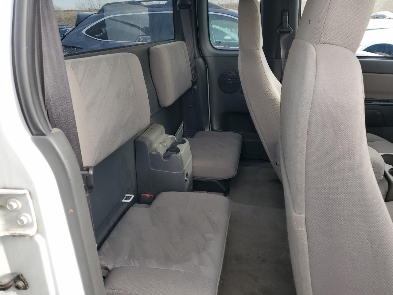 2004 Chevrolet Colorado - Image 10