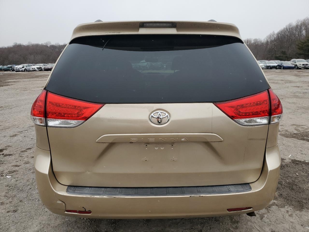 2011 Toyota Sienna - Image 6