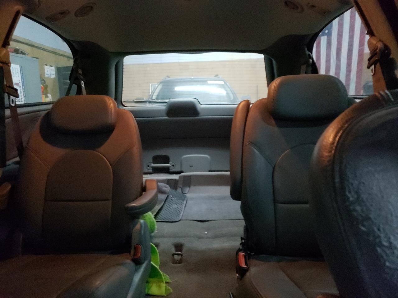 2006 Chrysler Town & Country - Image 10