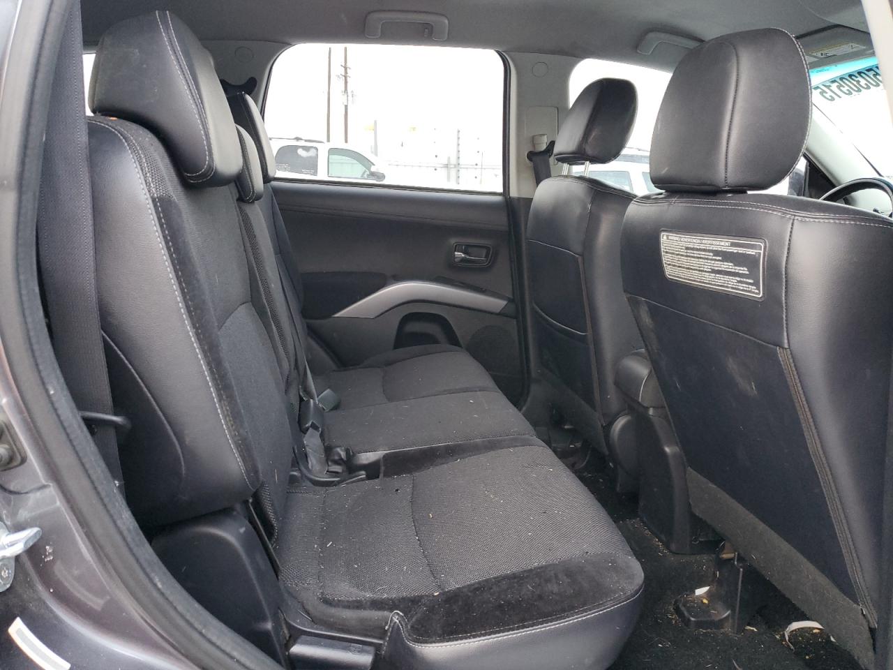 2010 Mitsubishi Outlander - Image 11