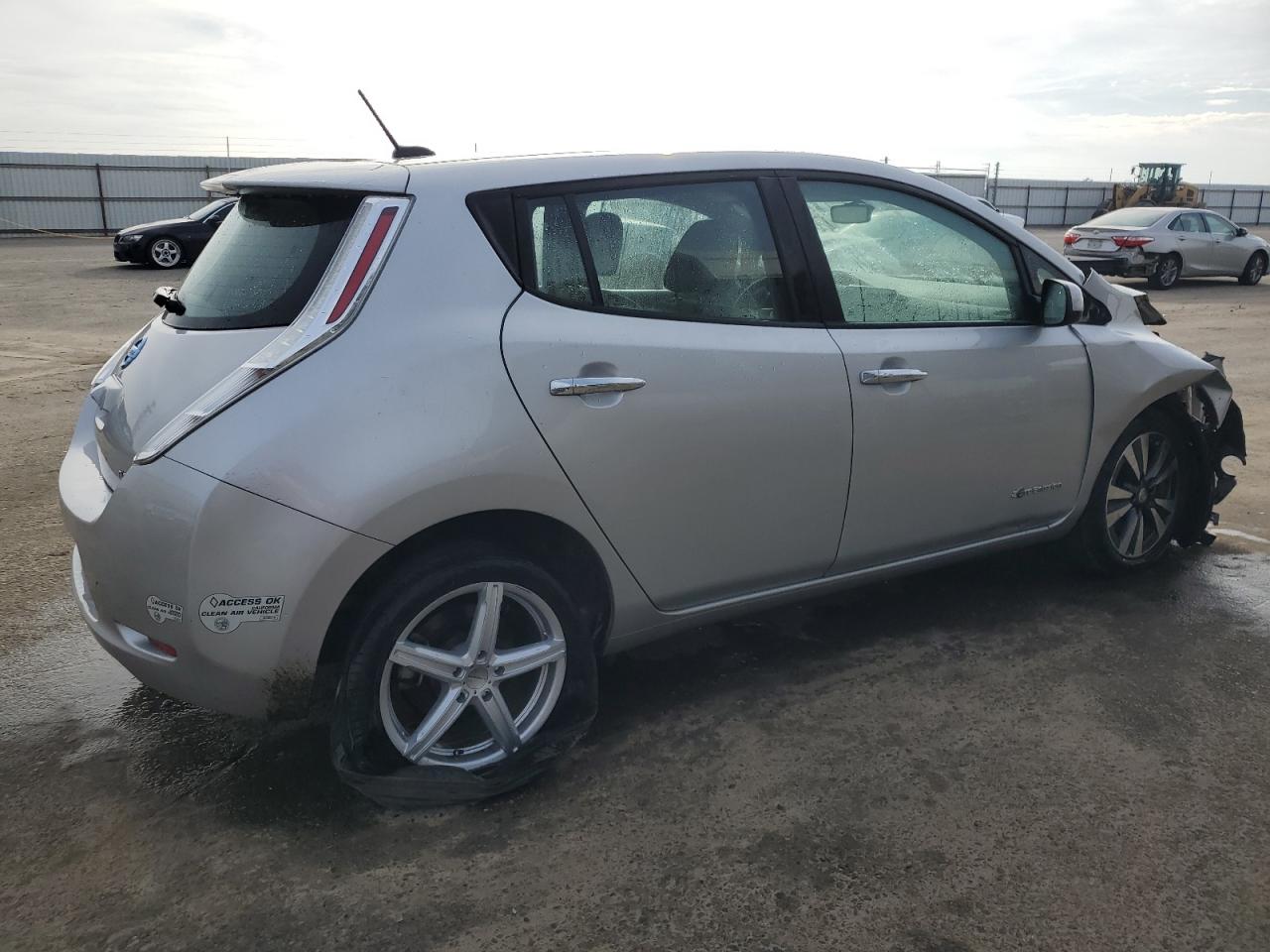 2015 Nissan Leaf - Image 3