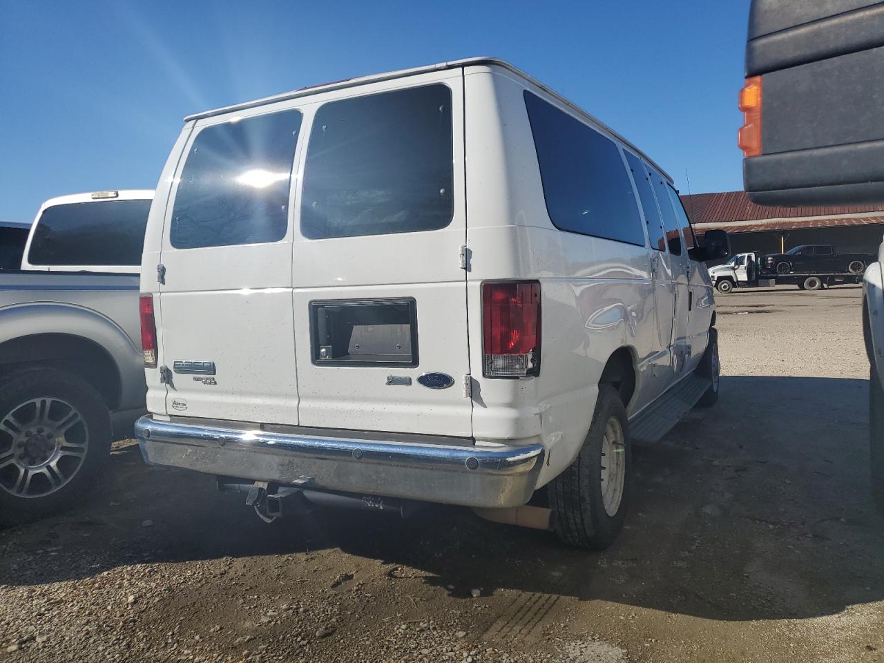 2009 Ford Econoline - Image 3