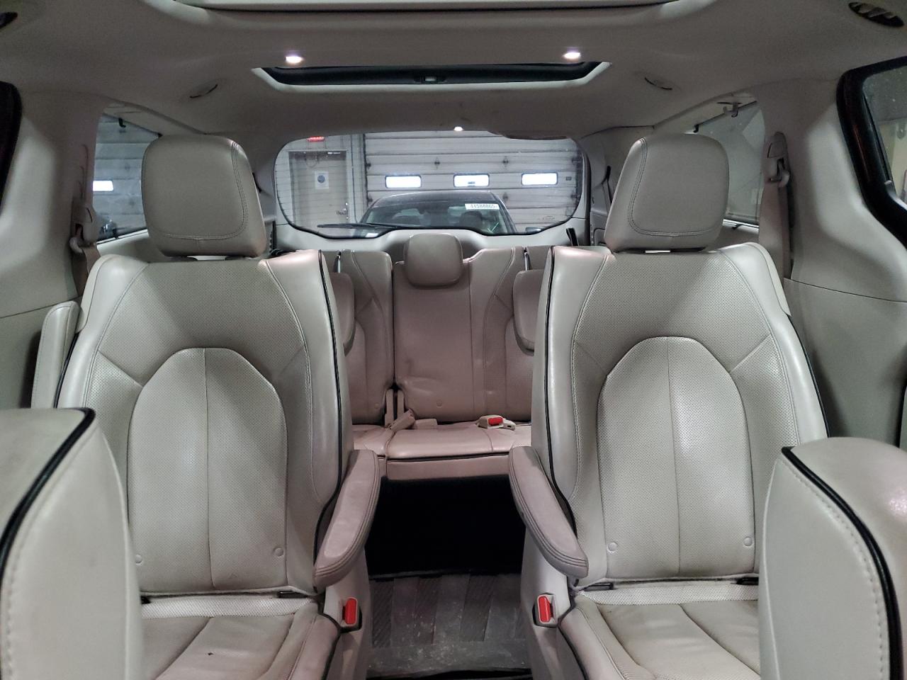 2017 Chrysler Pacifica - Image 10
