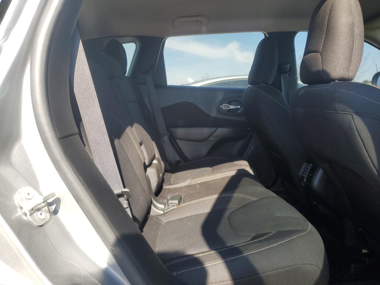2016 Jeep Grand Cherokee - Image 11