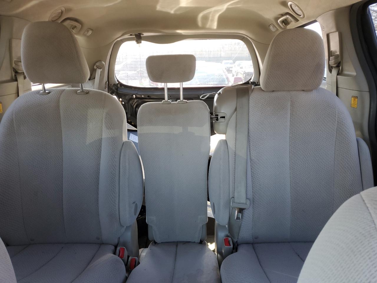 2012 Toyota Sienna - Image 10