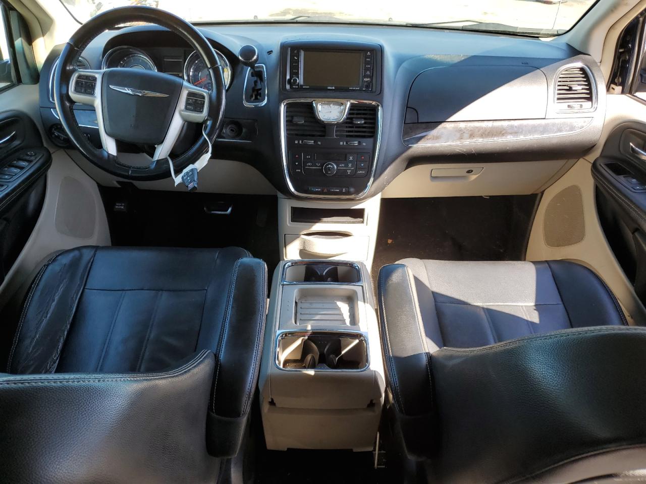 2015 Chrysler Town & Country - Image 8
