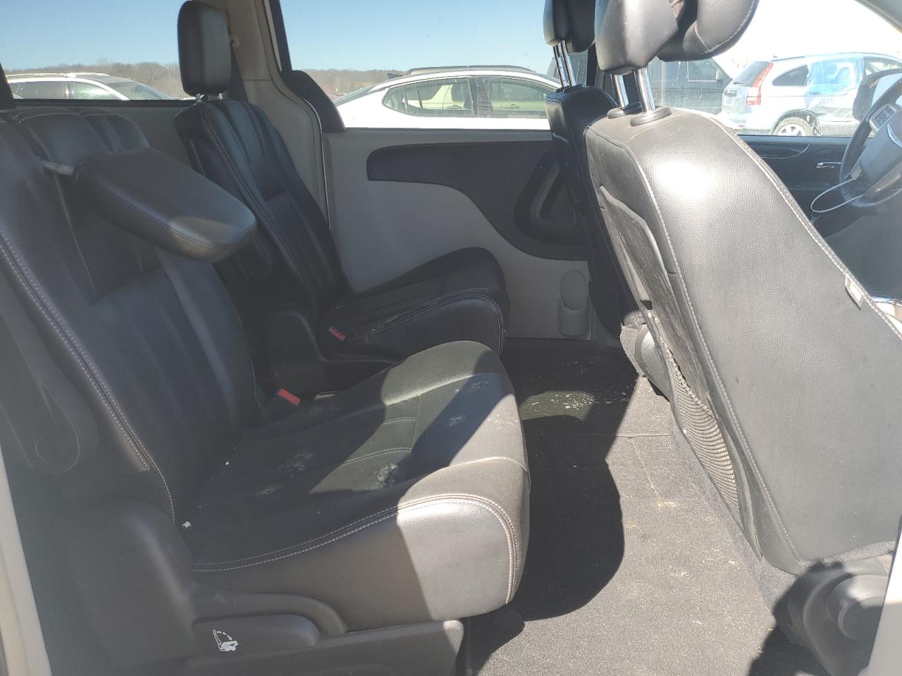 2015 Chrysler Town & Country - Image 11
