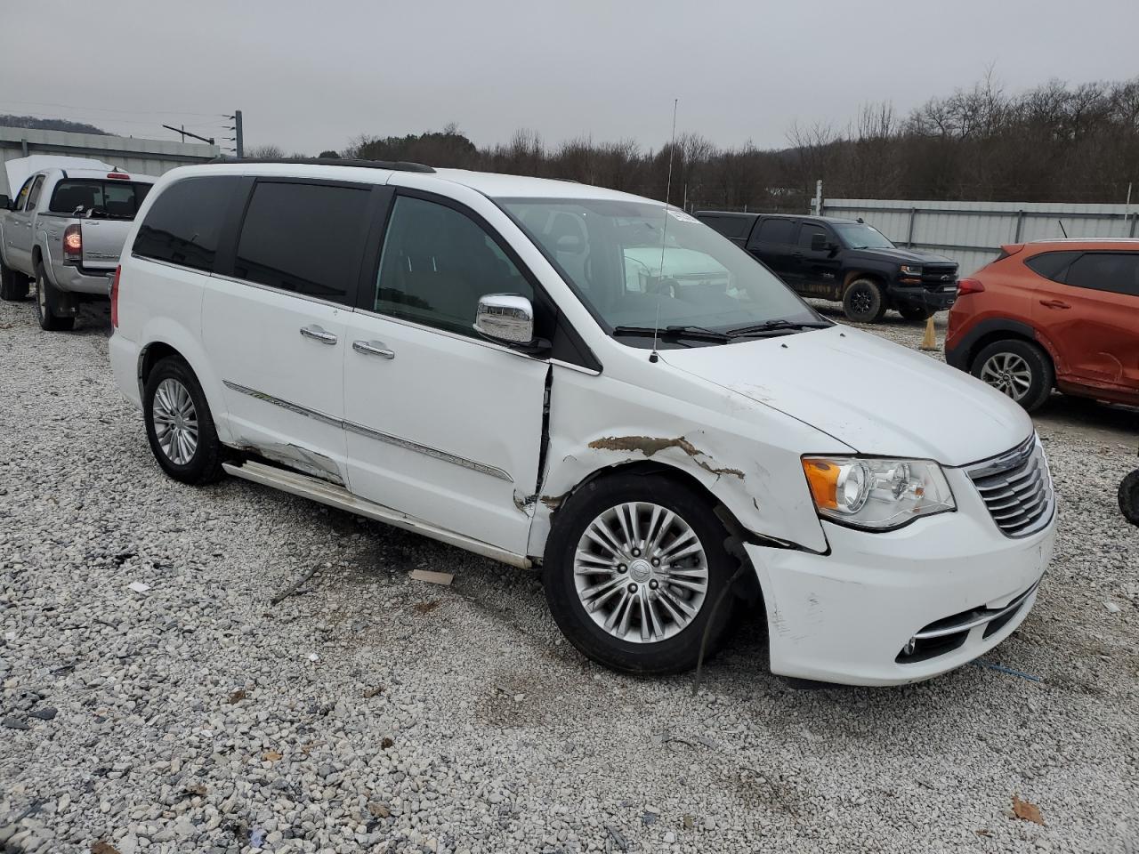 2015 Chrysler Town & Country - Image 4