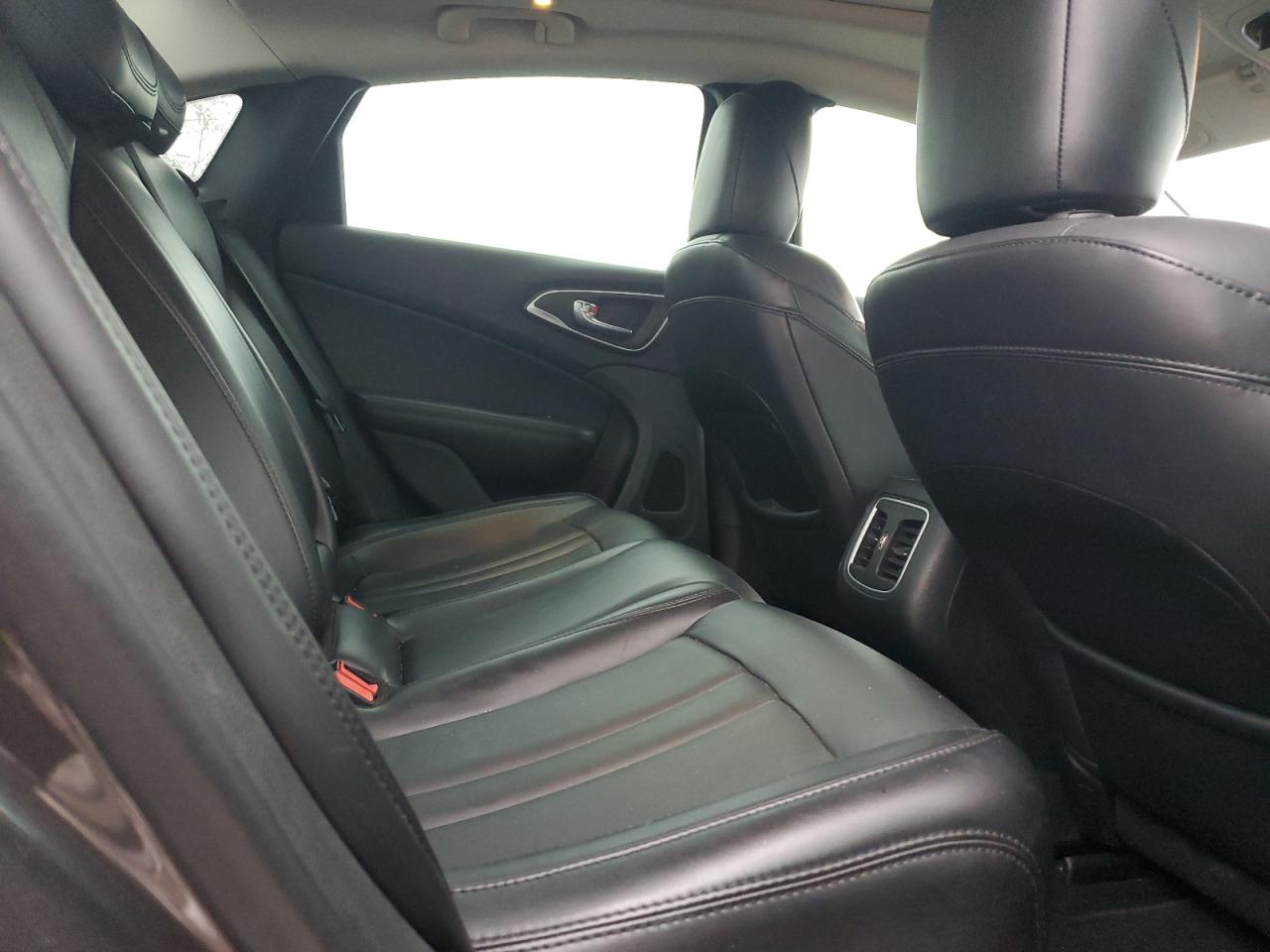 2015 Chrysler 200 - Image 10