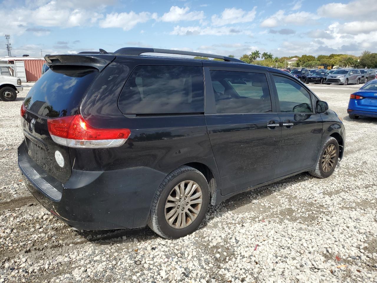 2014 Toyota Sienna - Image 3