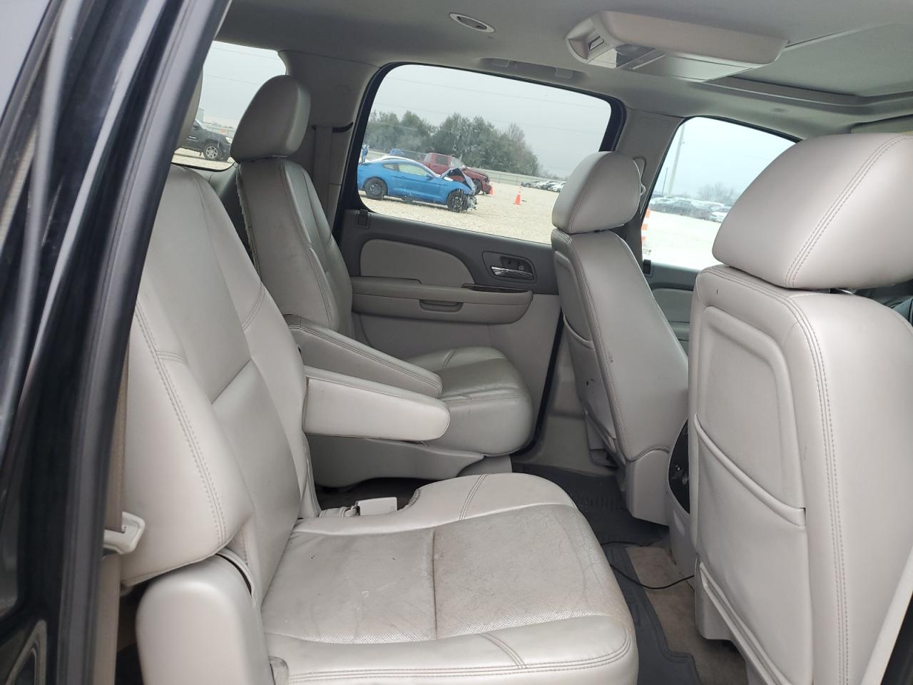 2011 Chevrolet Suburban - Image 11