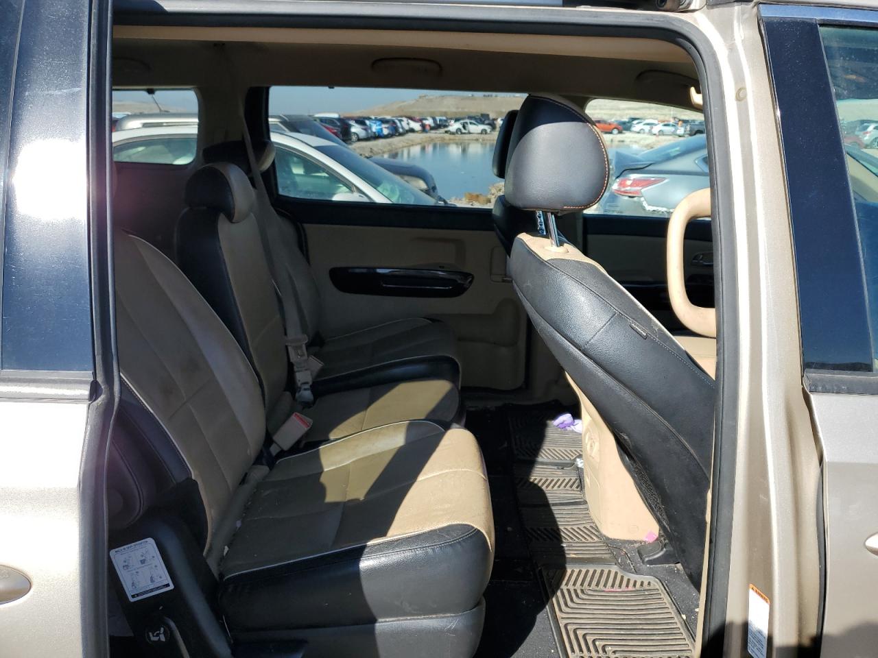 2015 Kia Sedona - Image 11