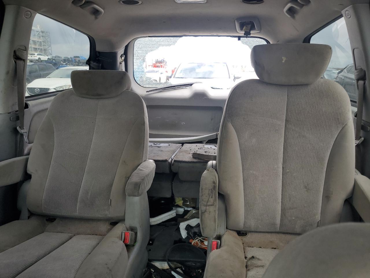 2009 Kia Sedona - Image 10