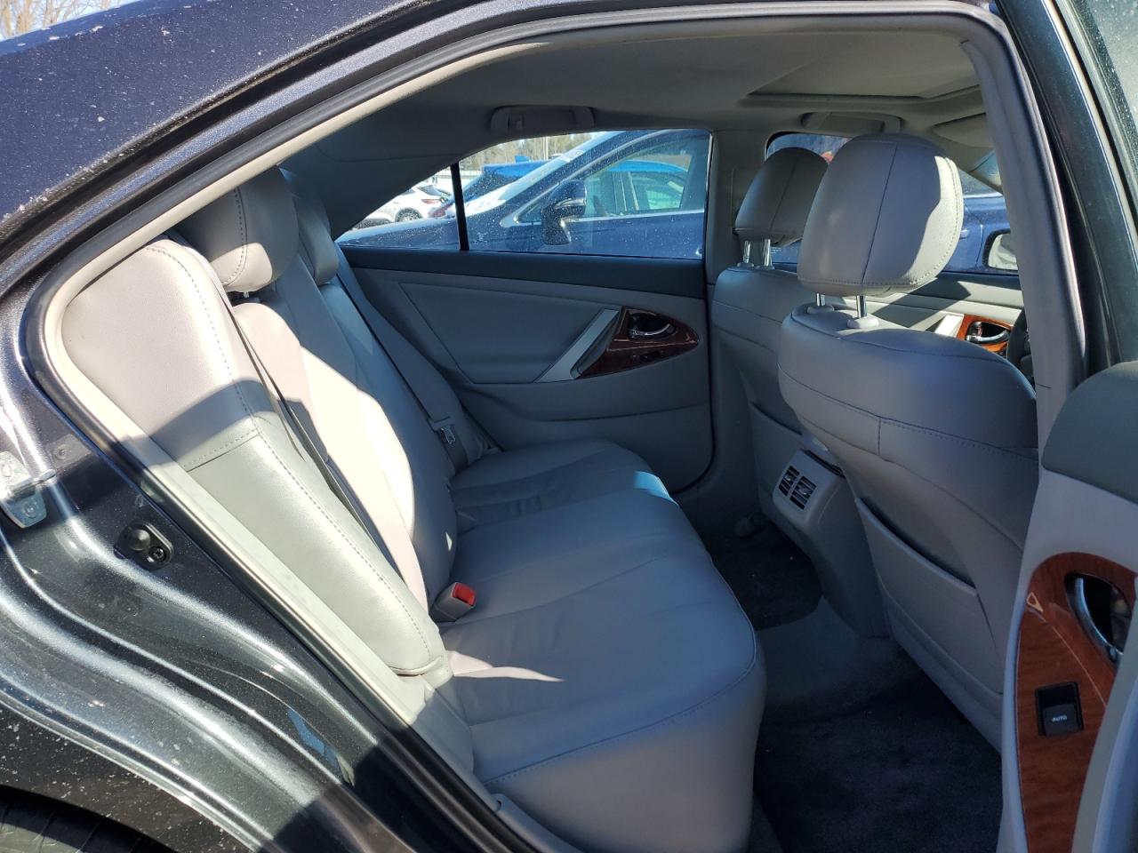 2011 Toyota Camry - Image 10