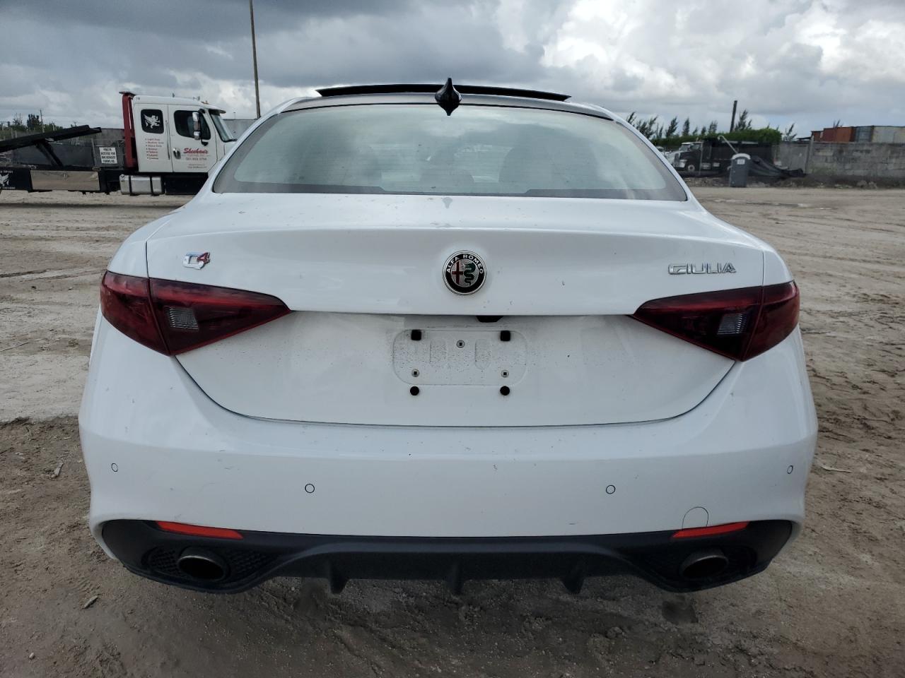 2017 Alfa Romeo Giulia - Image 6