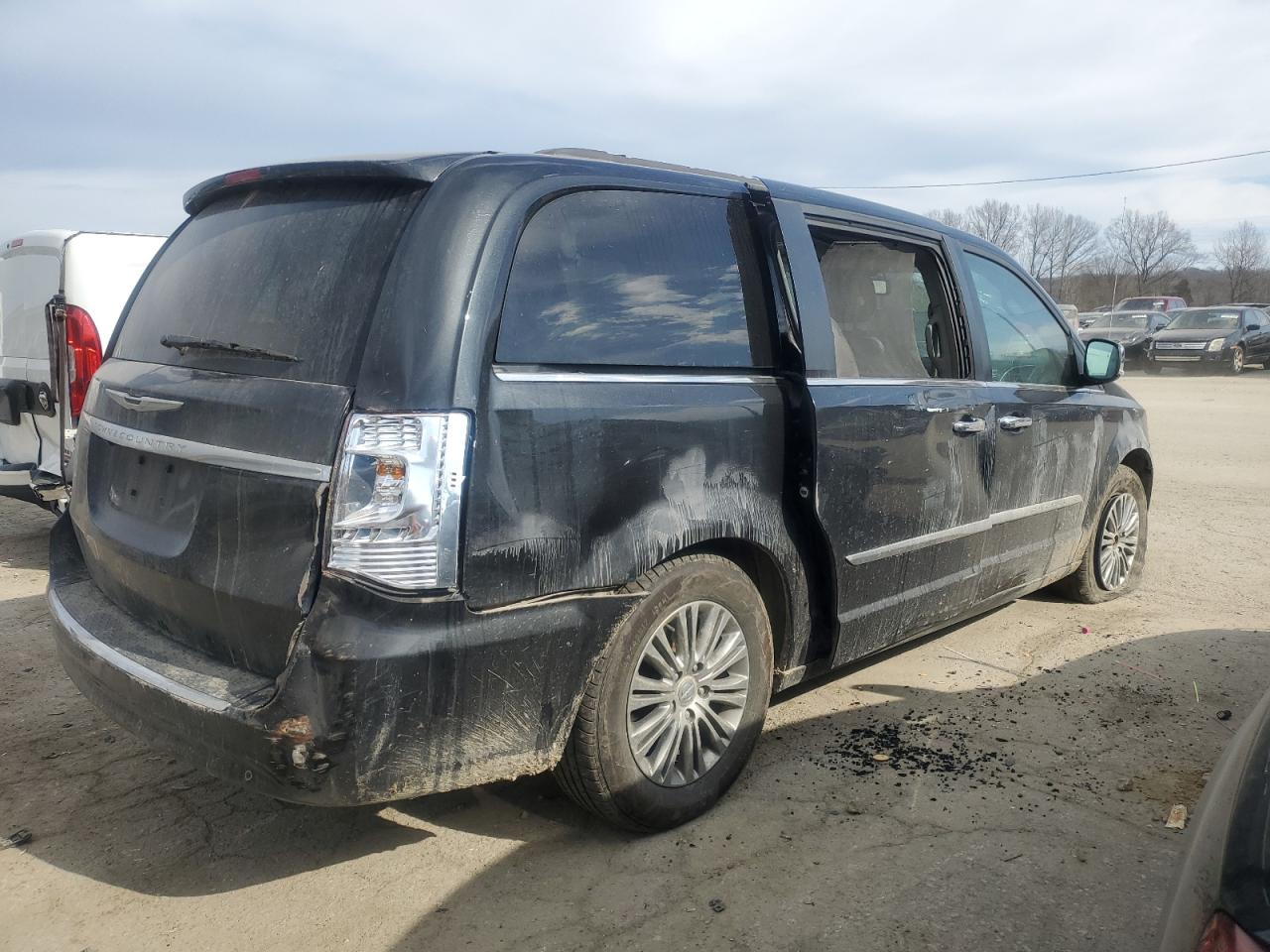2013 Chrysler Town & Country - Image 3