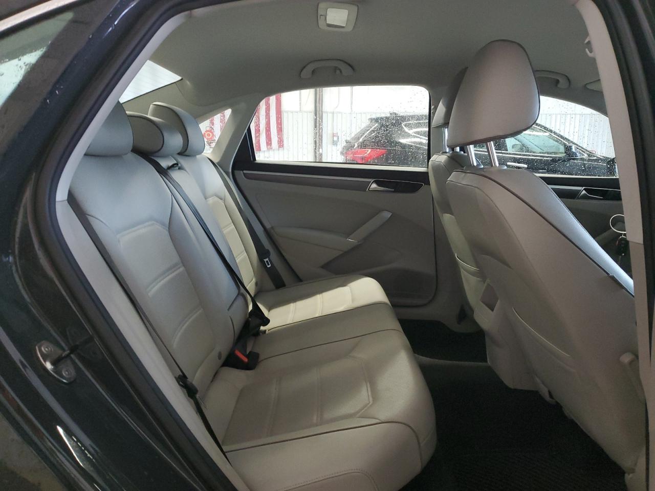 2017 Volkswagen Passat - Image 10