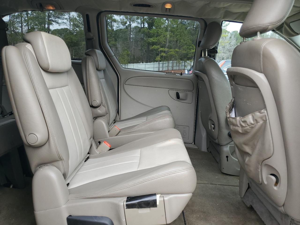 2005 Chrysler Town & Country - Image 11