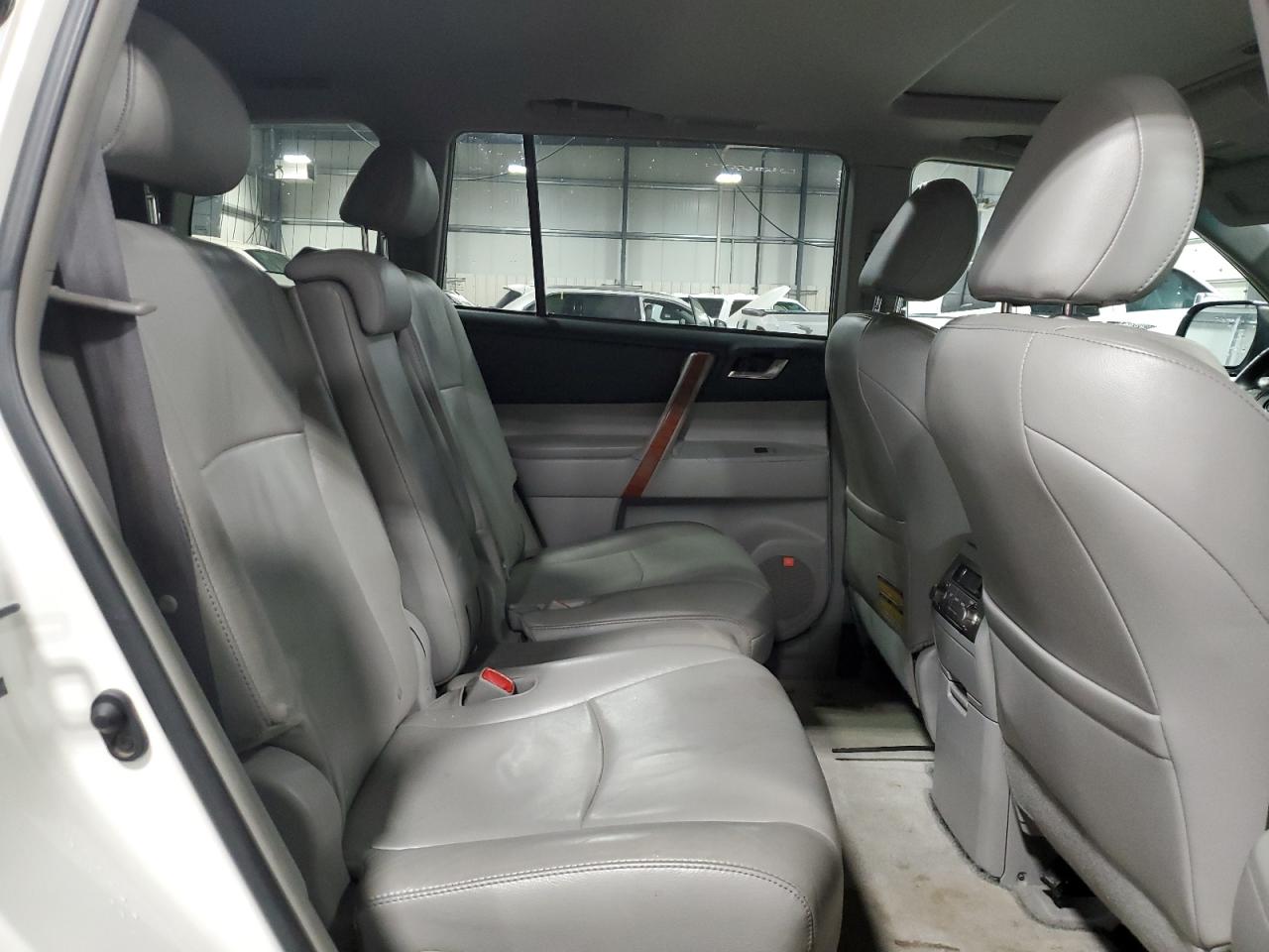 2010 Toyota Highlander - Image 11