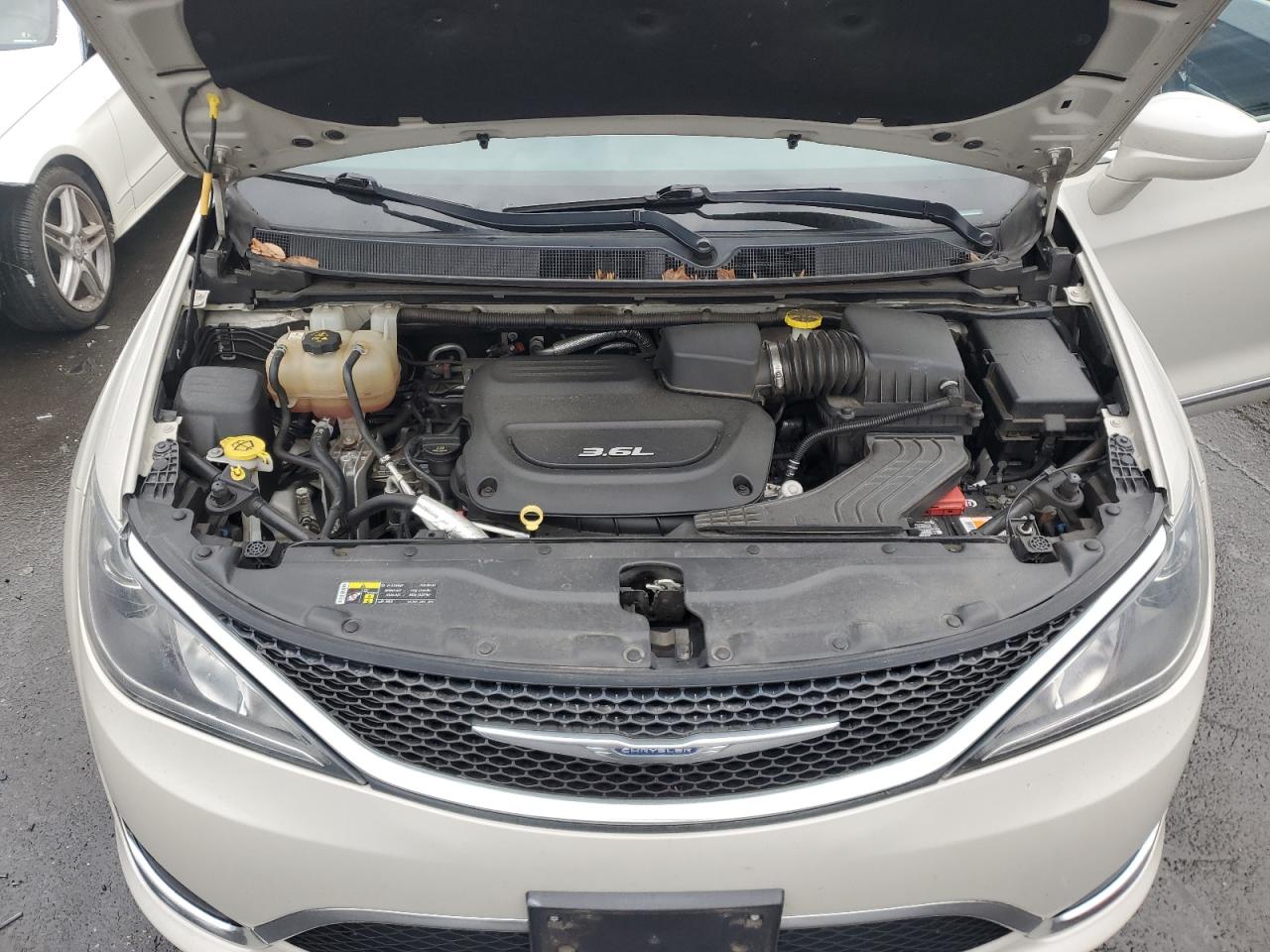 2017 Chrysler Pacifica - Image 12