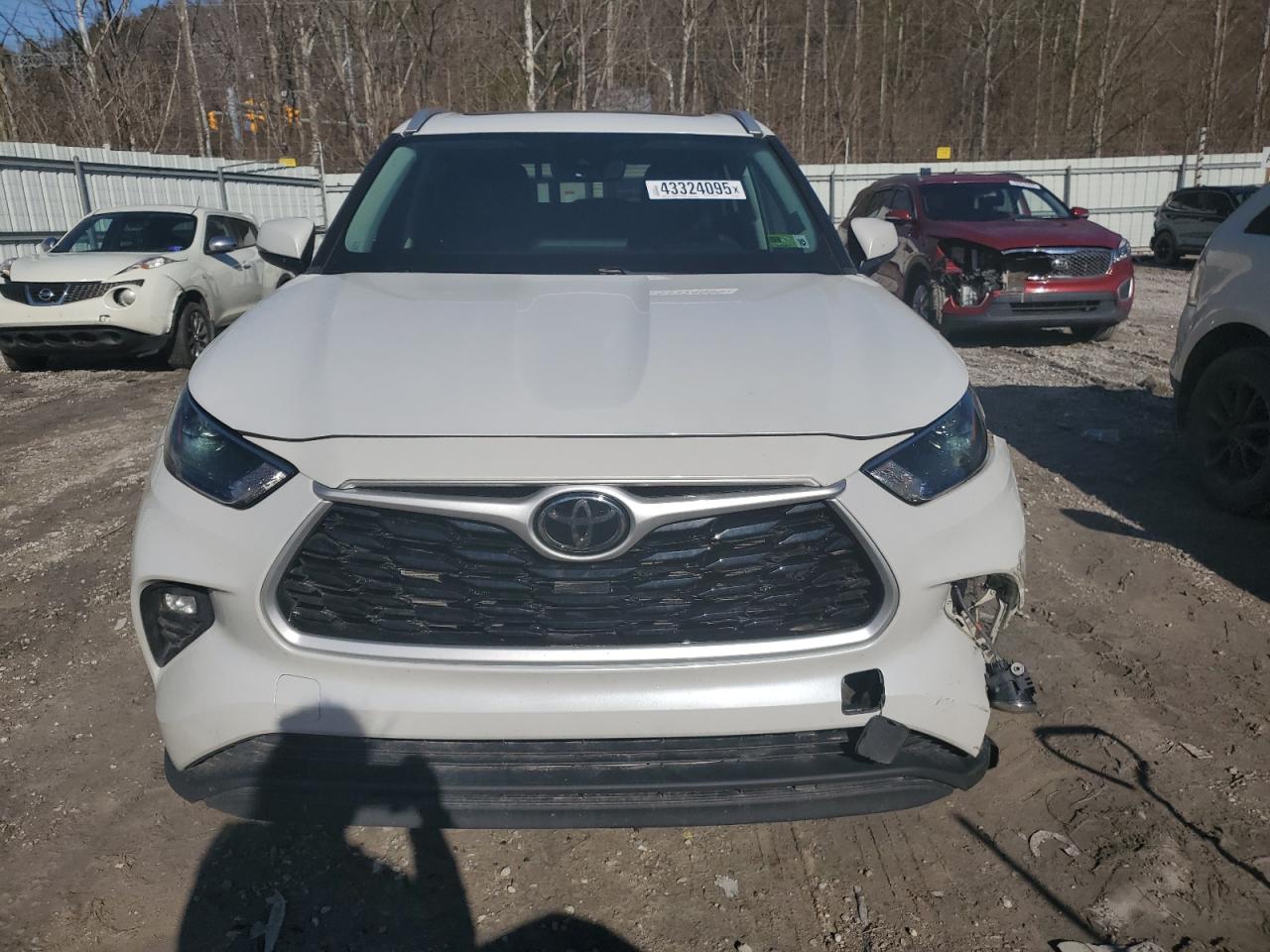 2022 Toyota Highlander - Image 5