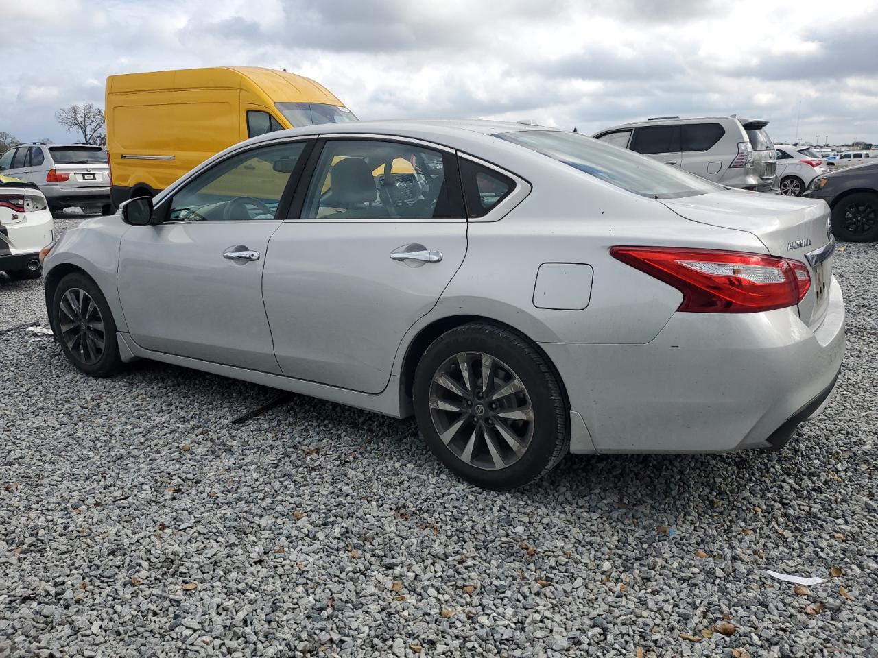 2016 Nissan Altima - Image 2