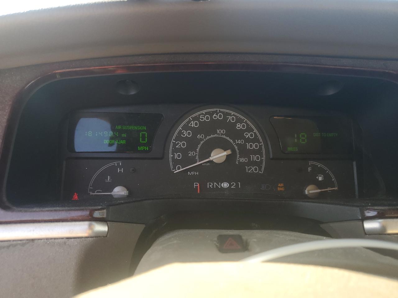 2005 Lincoln Town Car - Image 9