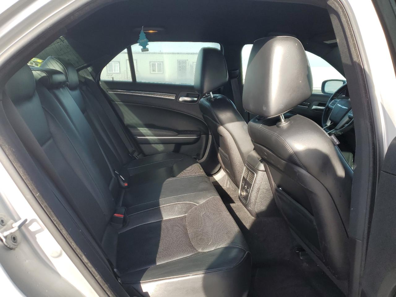 2012 Chrysler 300 - Image 11