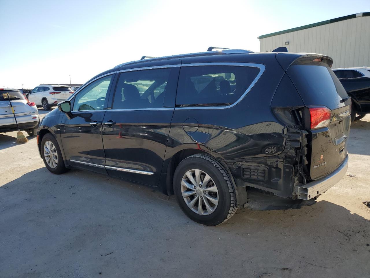 2018 Chrysler Pacifica - Image 2
