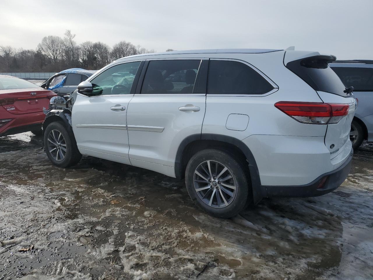 2018 Toyota Highlander - Image 2