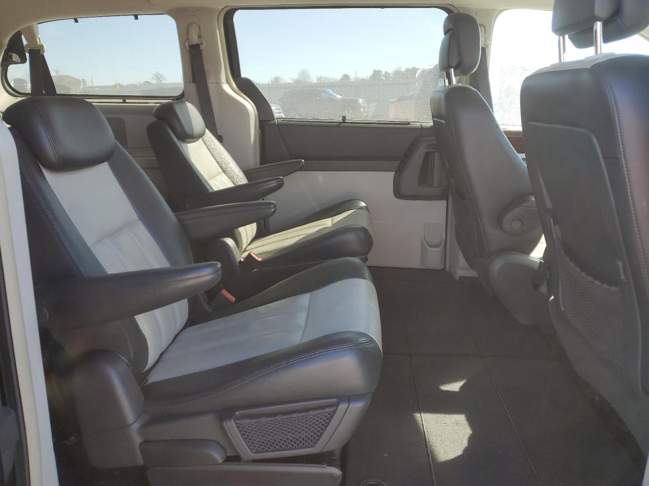 2010 Chrysler Town & Country - Image 11
