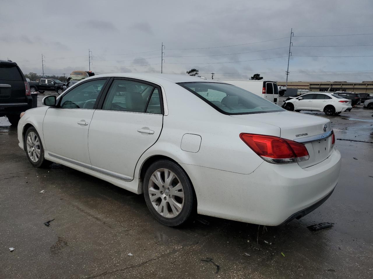 2012 Toyota Avalon - Image 2