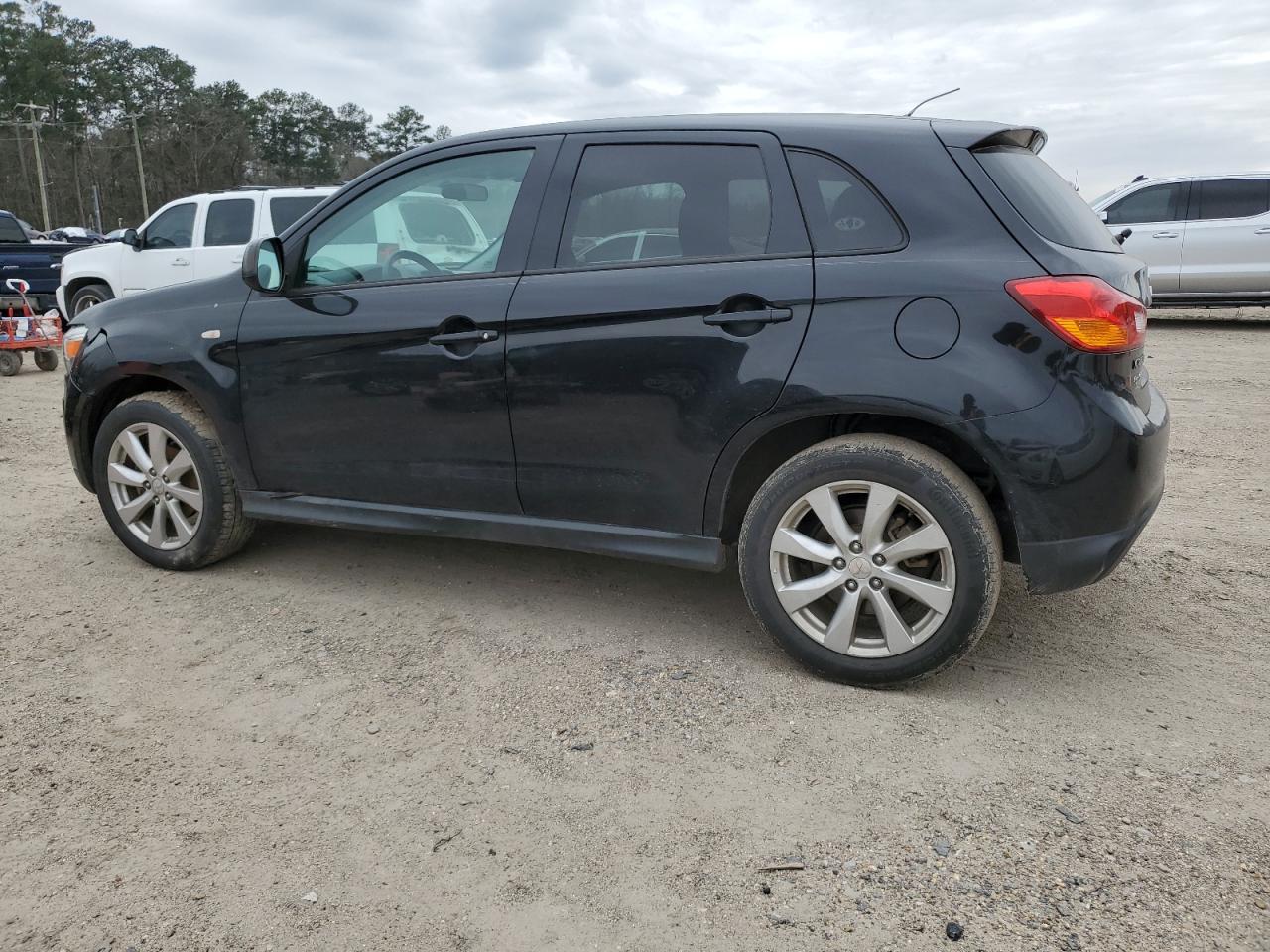 2015 Mitsubishi Outlander - Image 2