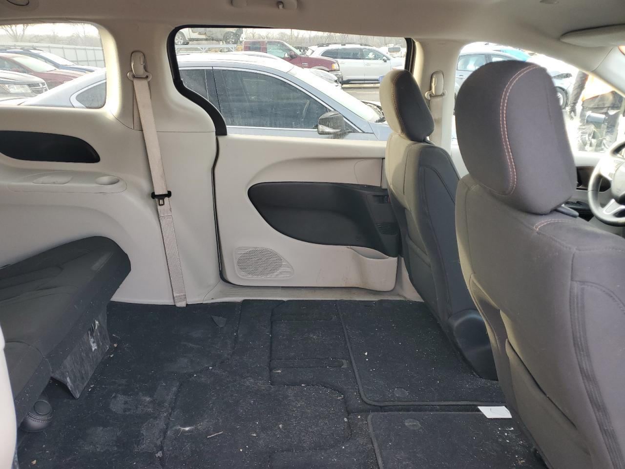 2017 Chrysler Pacifica - Image 12