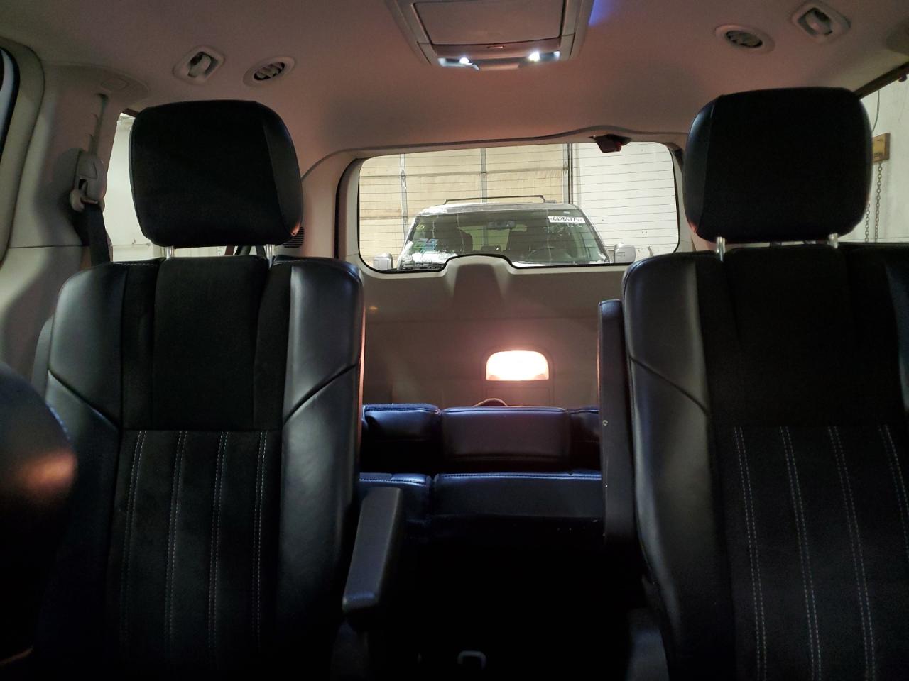 2016 Chrysler Town & Country - Image 10