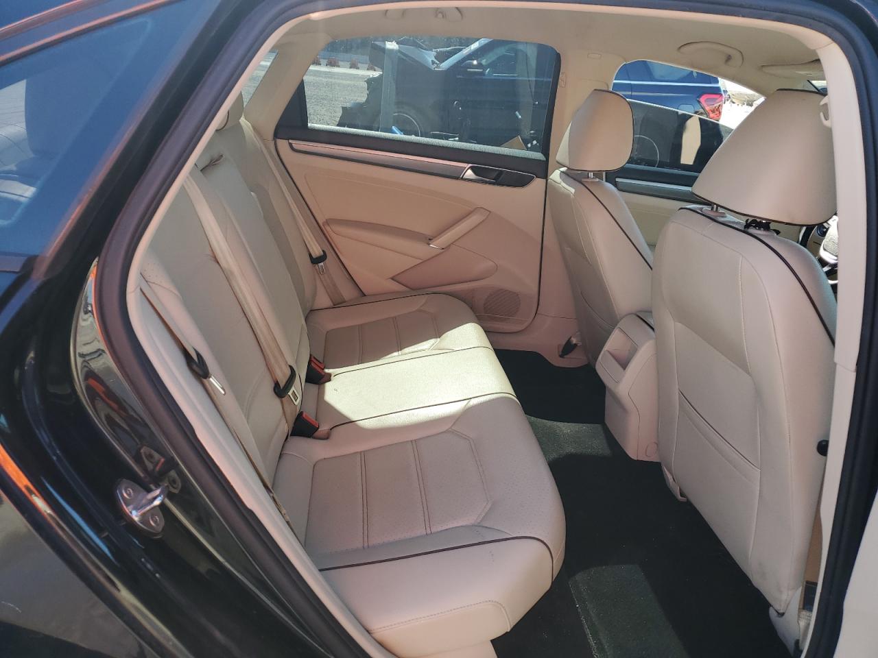 2018 Volkswagen Passat - Image 10