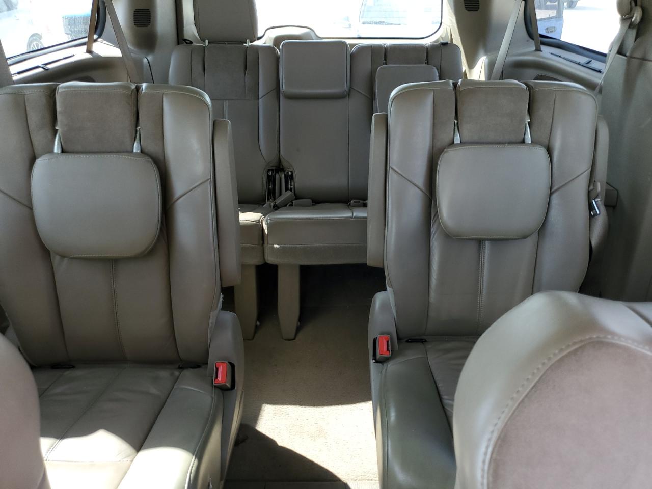 2012 Chrysler Town & Country - Image 10