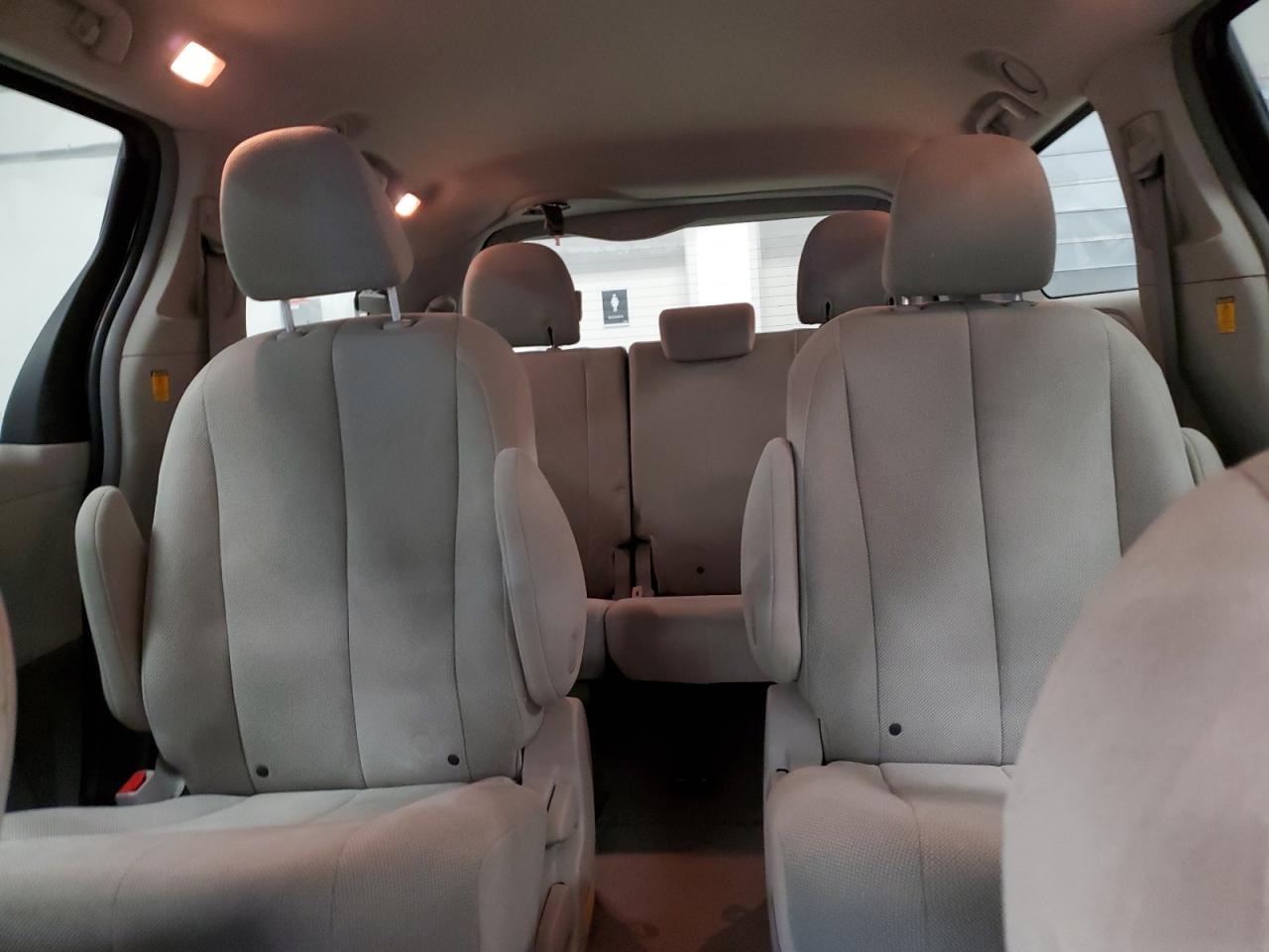 2011 Toyota Sienna - Image 10
