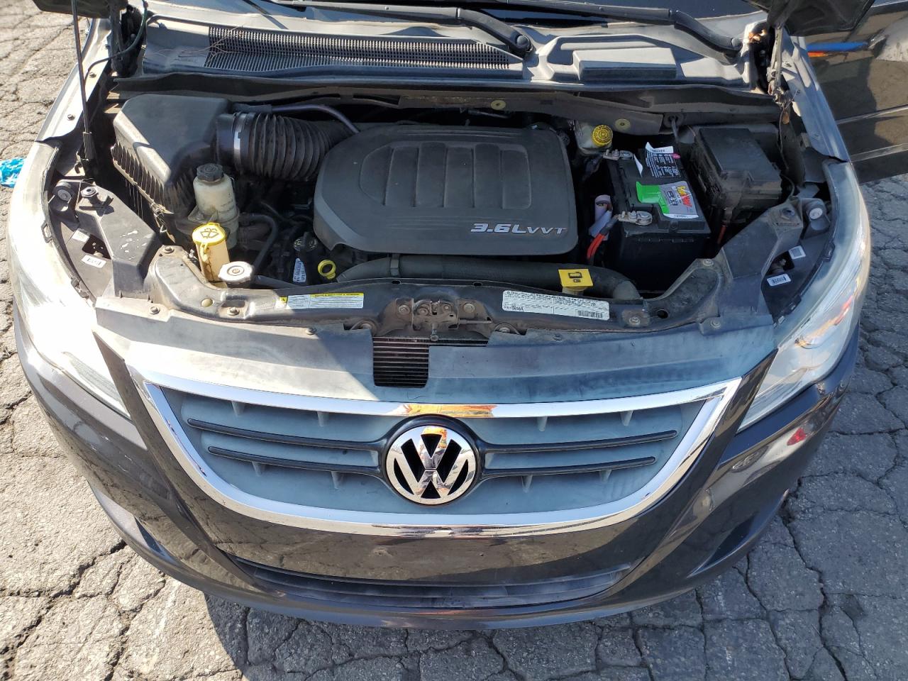 2012 Volkswagen Routan - Image 12