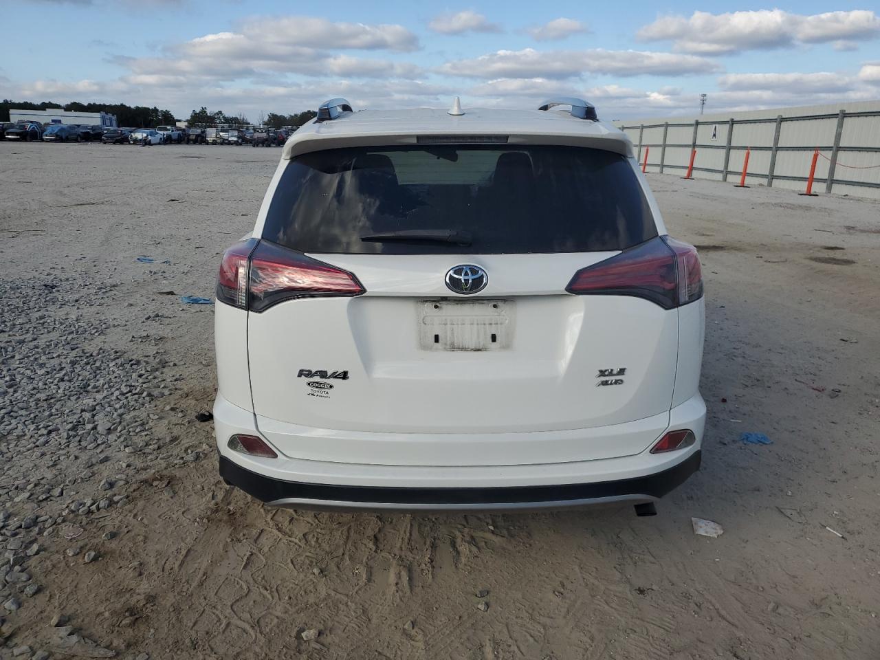 2017 Toyota RAV 4 - Image 6
