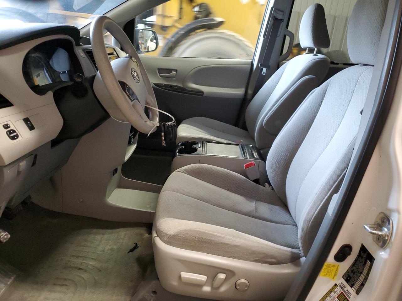 2012 Toyota Sienna - Image 7