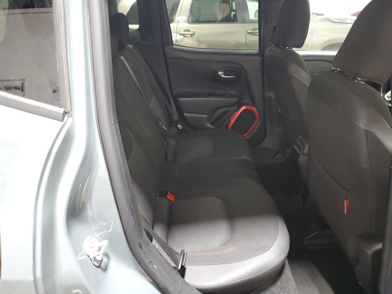 2015 Jeep Renegade - Image 11