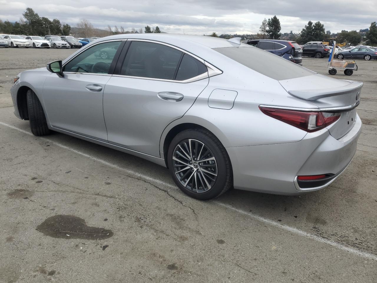 2024 Lexus ES - Image 2
