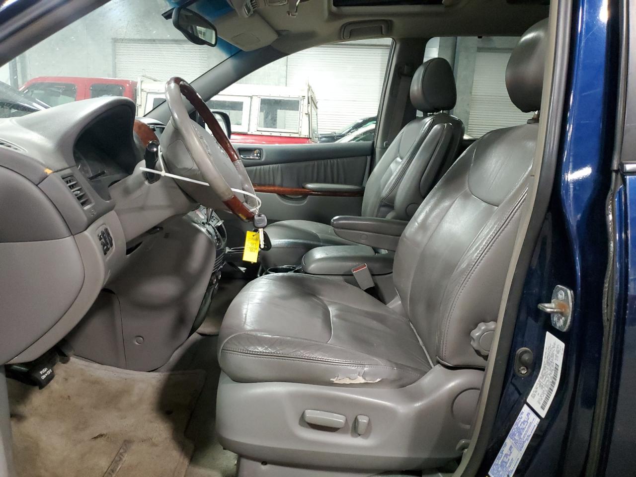 2004 Toyota Sienna - Image 7