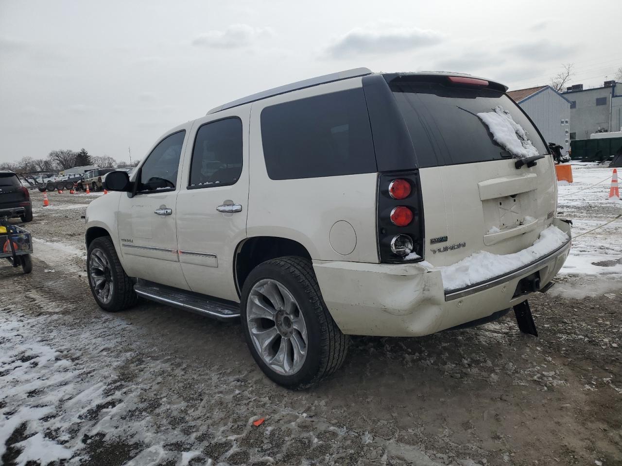 2011 GMC Yukon - Image 2